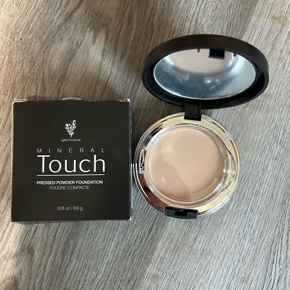 Younique mineral touch pressed powder foundation - Picture 1 of 3